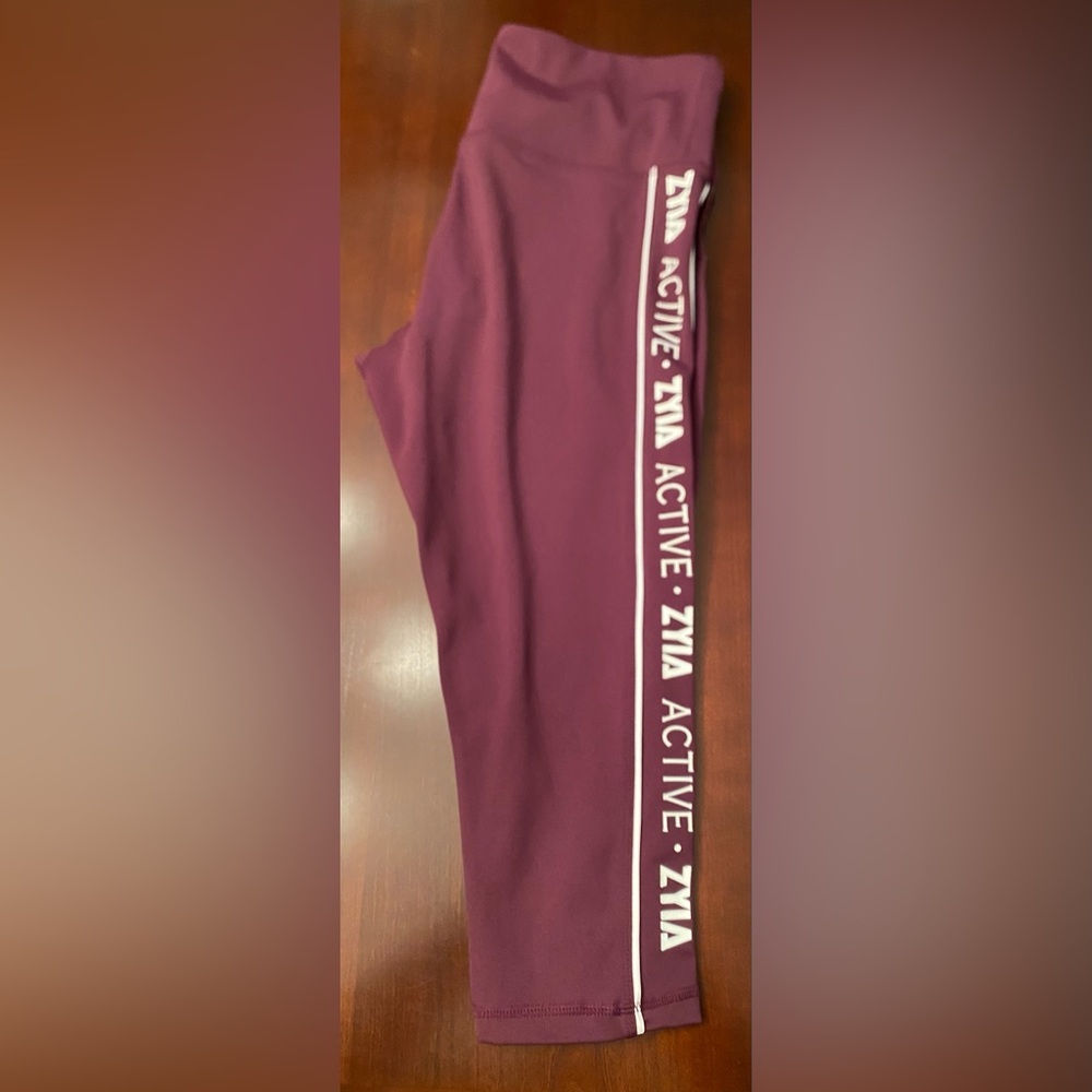 Zyia Active Light N Tight Purple Logo Leggings Size 6-8 Capri NWOT